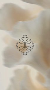 Isotipo de Clínica Etérea sobre fondo orgánico en tonos beige dentro de la identidad visual.