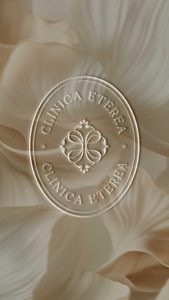 Sello circular de Clínica Etérea aplicado sobre textura floral en tonos beige.