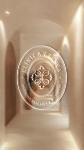 Sello circular de Clínica Etérea aplicado sobre cristal dentro del espacio interior de la clínica.