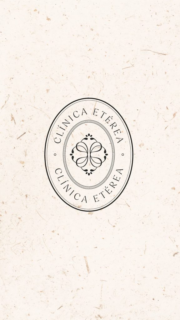 Sello ovalado con el isotipo de Clínica Etérea como parte de su identidad visual.