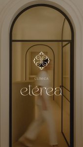 Entrada de Clínica Etérea con logotipo e isotipo aplicados sobre cristal, ejemplo de branding y experiencia de paciente.