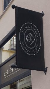 Cartel exterior de Clínica Etérea con sello corporativo, ejemplo de señalización y branding estratégico para clínicas estéticas.