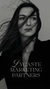 Fotografía en blanco y negro con la marca Lycaste Marketing Partners aplicada en estilo editorial.