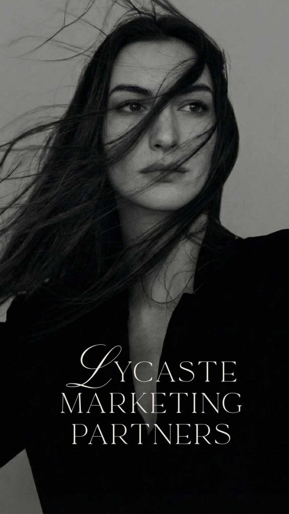 Fotografía en blanco y negro con la marca Lycaste Marketing Partners aplicada en estilo editorial.