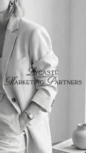 Fotografía editorial en tonos neutros con el logotipo de Lycaste Marketing Partners aplicado en estilo elegante.