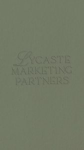 Logotipo de Lycaste Marketing Partners en relieve sobre fondo verde botánico, diseñado por Manawa Creative.