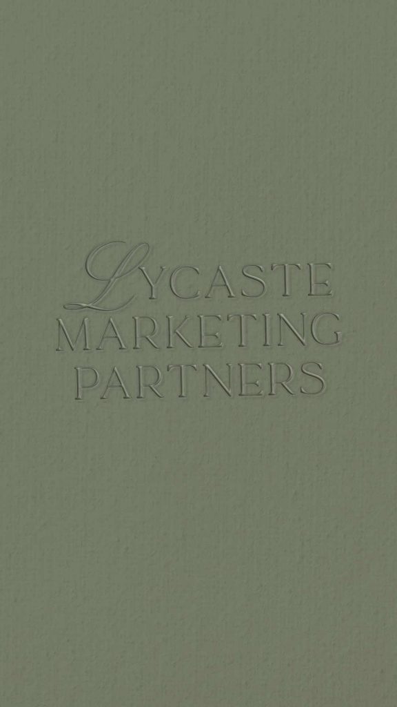 Logotipo de Lycaste Marketing Partners en relieve sobre fondo verde botánico, diseñado por Manawa Creative.