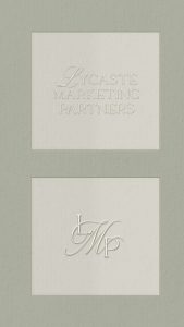 Dos variantes del logotipo e isotipo de Lycaste Marketing Partners aplicados en relieve sobre fondo texturizado.