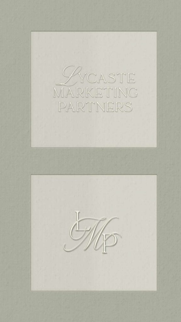 Dos variantes del logotipo e isotipo de Lycaste Marketing Partners aplicados en relieve sobre fondo texturizado.