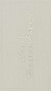 Logotipo vertical de Lycaste Marketing Partners en relieve sobre fondo neutro texturizado.