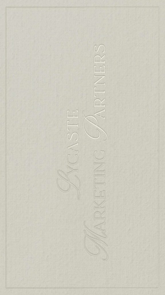 Logotipo vertical de Lycaste Marketing Partners en relieve sobre fondo neutro texturizado.