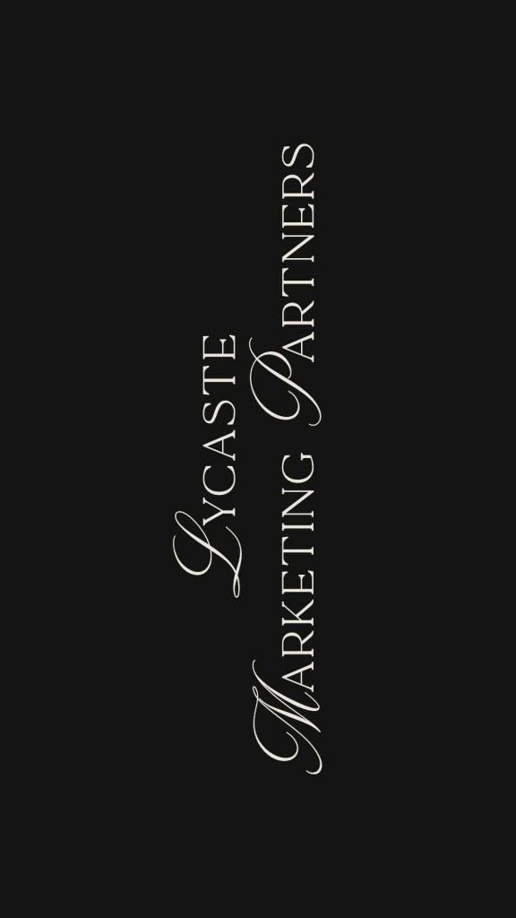 Logotipo vertical de Lycaste Marketing Partners en serif elegante sobre fondo negro premium.