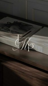 Monograma LMP de Lycaste Marketing Partners aplicado sobre una composición de libros en ambiente editorial.