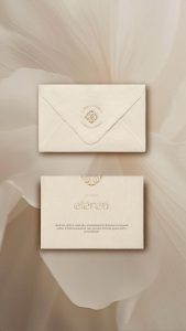 Papelería corporativa de Clínica Etérea con logotipo en relieve y diseño de identidad visual elegante para clínica estética.