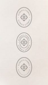 Variantes del sello corporativo de Clínica Etérea mostrando el sistema visual y branding estratégico.