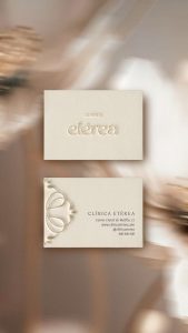 Tarjetas corporativas de Clínica Etérea con relieve y diseño elegante, parte del branding estratégico de la clínica.