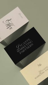 Tarjetas de visita de Lycaste Marketing Partners con diseño tipográfico elegante y paleta premium, creadas por Manawa Creative.