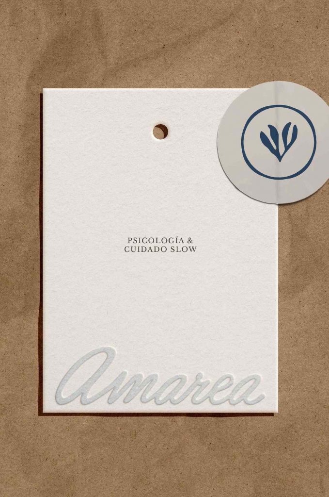 Etiqueta colgante en papel kraft con el isotipo y el logotipo de Amarea