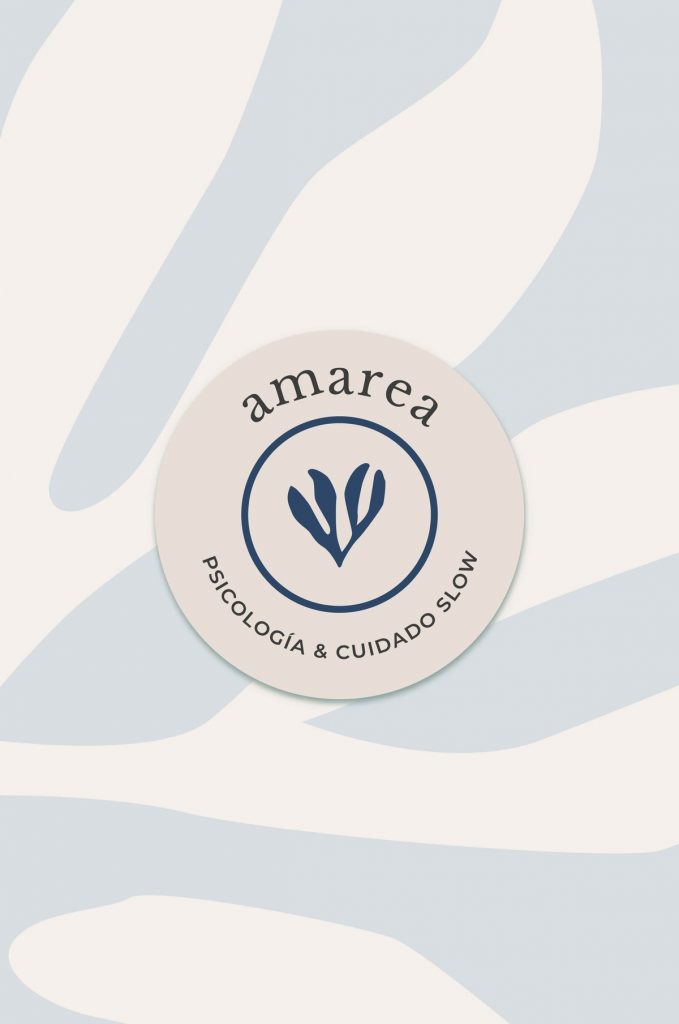 Segunda variante del isotipo circular de Amarea sobre fondo crema