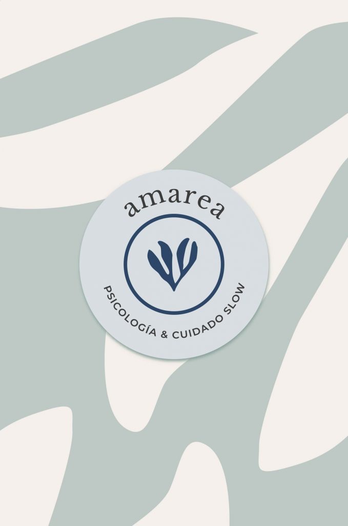 Segunda variante del isotipo circular de Amarea sobre fondo salvia y crema