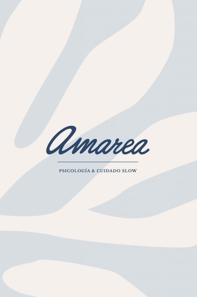 Logotipo de Amarea aislado sobre fondo azul claro y crema