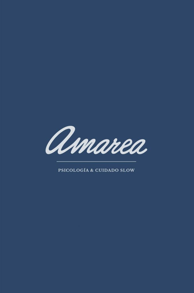 Logotipo de Amarea en blanco sobre una tarjeta azul marino solido