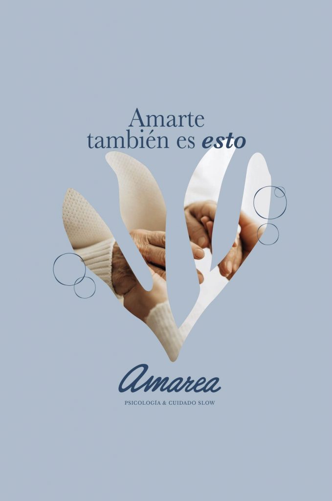 Composicion en forma de corazon hecha con tarjetas de la identidad visual de Amarea