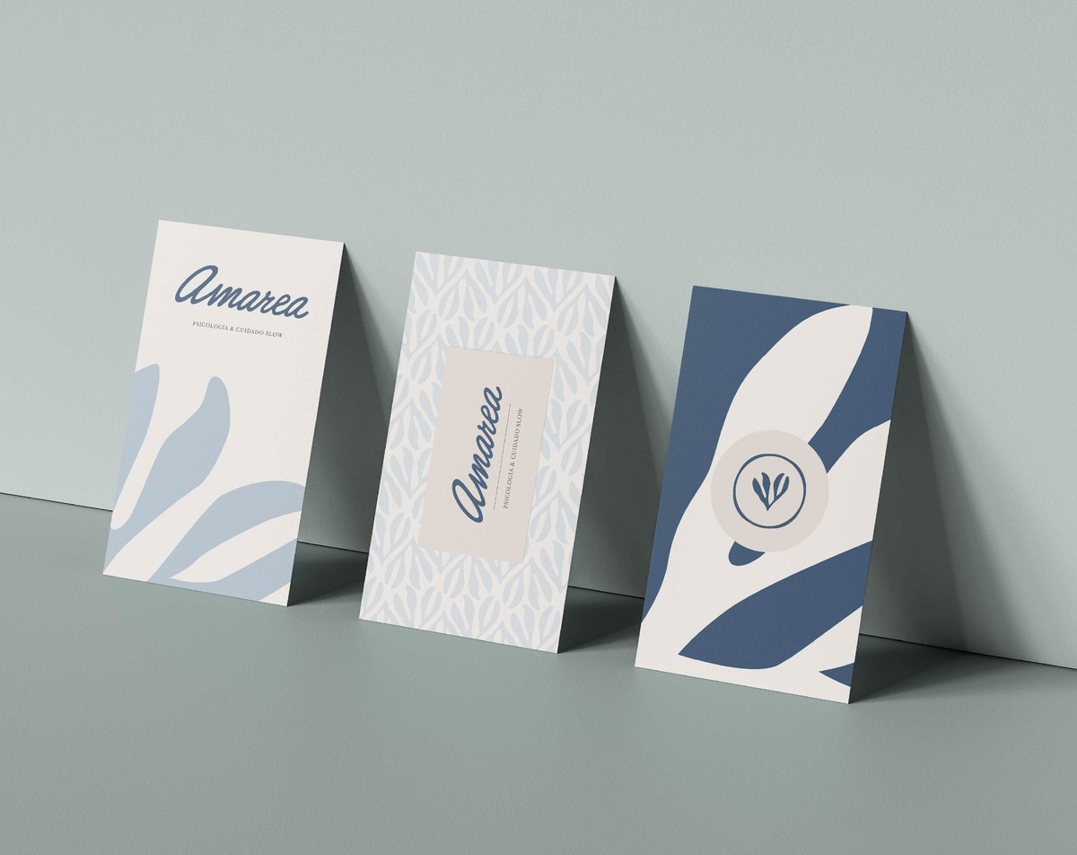 Tres tarjetas de visita de Amarea en composicion angular sobre fondo salvia