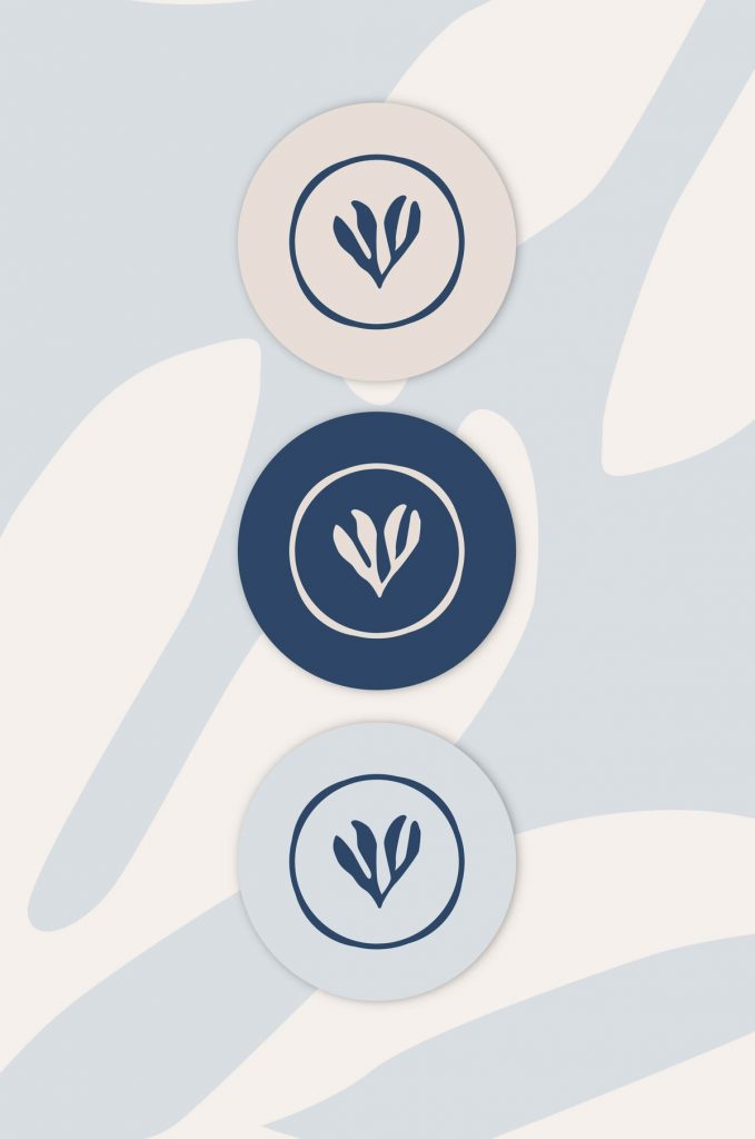 Tres insignias circulares del isotipo de Amarea sobre fondo con patron organico