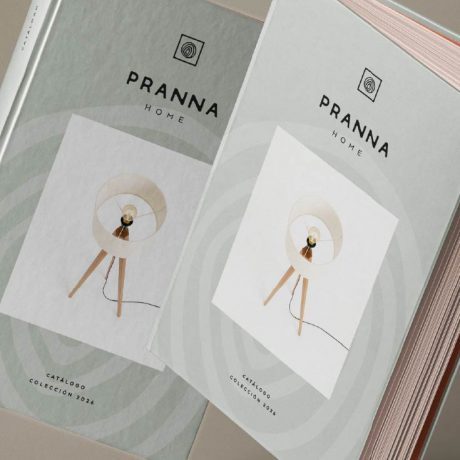 Identidad visual de Pranna Home aplicada en catálogo de muebles artesanales. Branding diseñado por Manawa Creative.