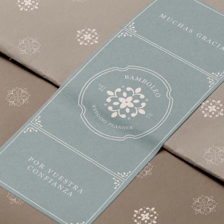 Diseño de packaging con patrón gráfico e isotipo de Bamboleo