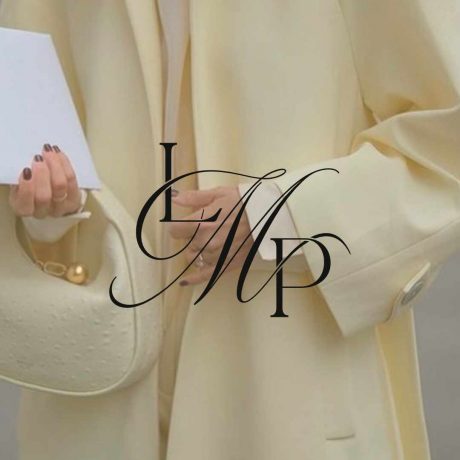 Fotografía de moda en tonos mantequilla con el isotipo LMP aplicado como parte de la identidad visual de Lycaste Marketing Partners.