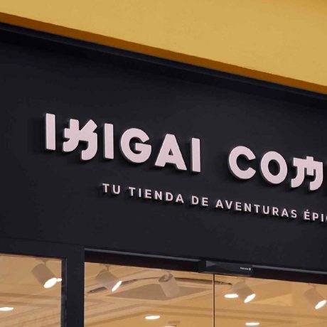rotulo fachada branding ikigai tienda comics manga novela universo visual identidad de marca