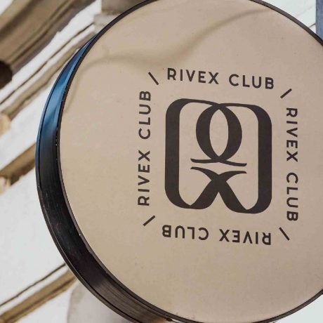 rotulo fachada circular con el logotipo del branding diseño de marca identidad visual rivex club fitness boutique