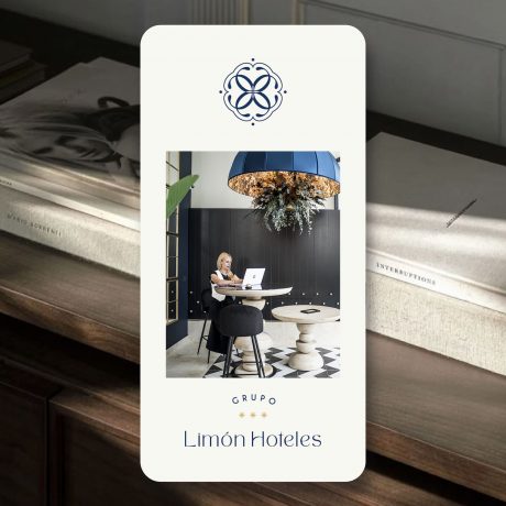 Imagen de recepción con logotipo de Grupo Limón Hoteles sobre fondo blanco